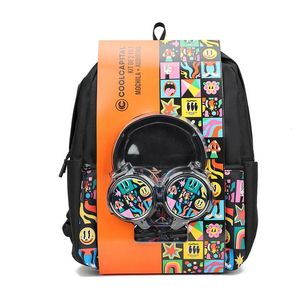 Kit 2 en 1 Mochila + Audífono Negro Stickers 1 Pz